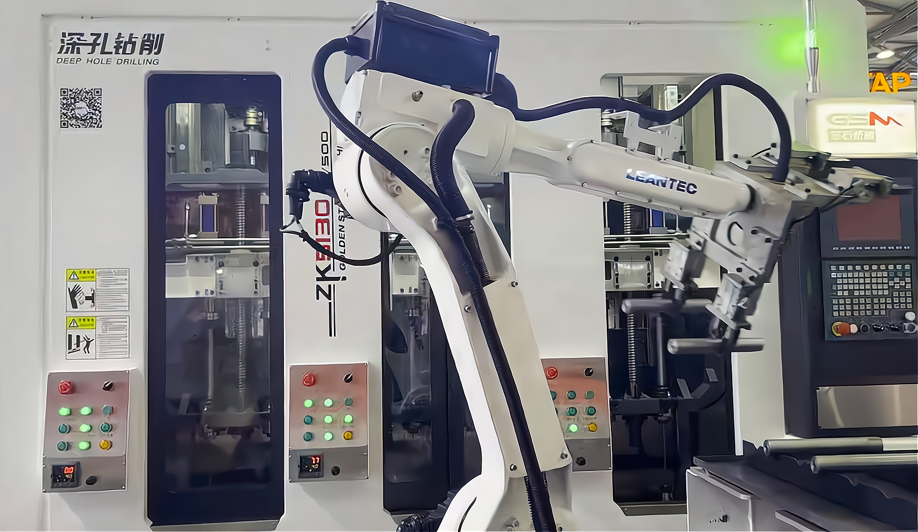 ZK5120×6/500 倒立六軸深孔鉆床配置六軸機(jī)器人，加工新能源電機(jī)軸單機(jī)自動(dòng)化